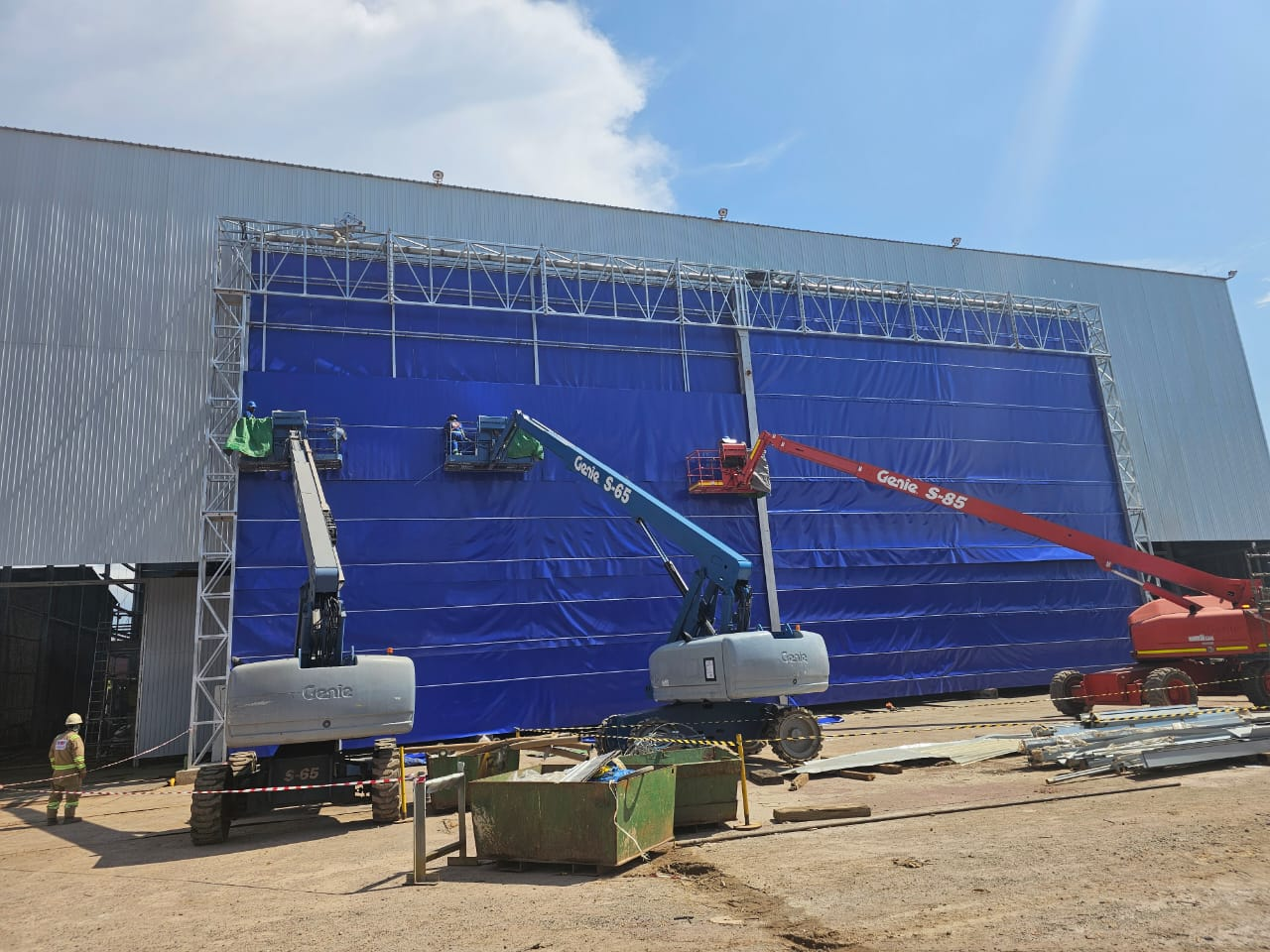 Гигантская дверь мега-ангара из гибкой ткани для индонезийского Марка Эверетта